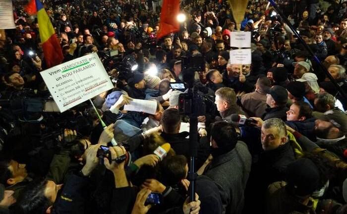 Românii ies din nou în stradă împotriva Sistemului. (Cătălin Georgescu)