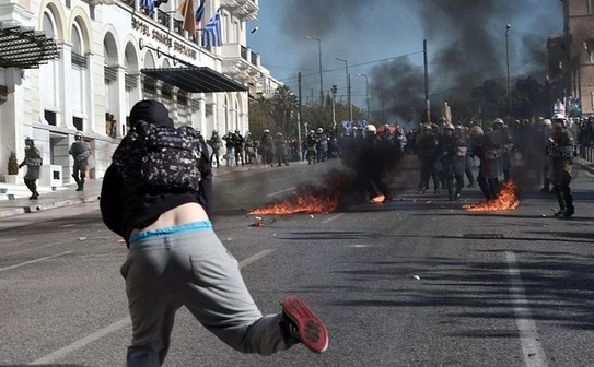 Ciocniri între manifestanţii anti-austeritate şi poliţie în Atena, 12 noiembrie 2015. (Louisa Gouliamaki/AFP/Getty Images)