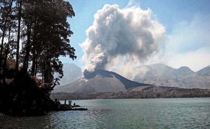 Cenuşa vulcanică este văzută în timpul unei erupţii a vulcanului Rinjani de pe insula indoneziană Lombok, 25 octombrie 2015.