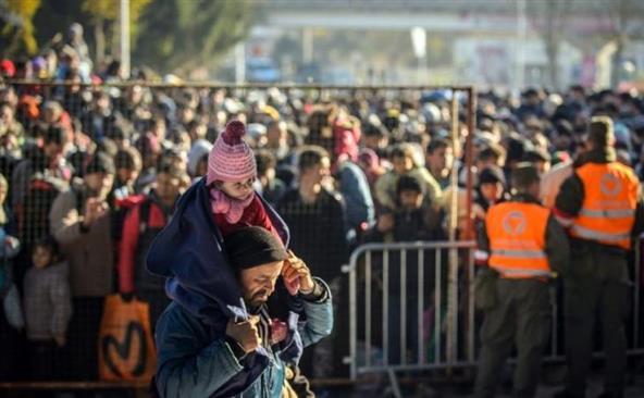 Refugiaţii aşteaptă în oraşul sloven Sentilj pentru a trece graniţa sloveno-austriacă, 3 noiembrie 2015.