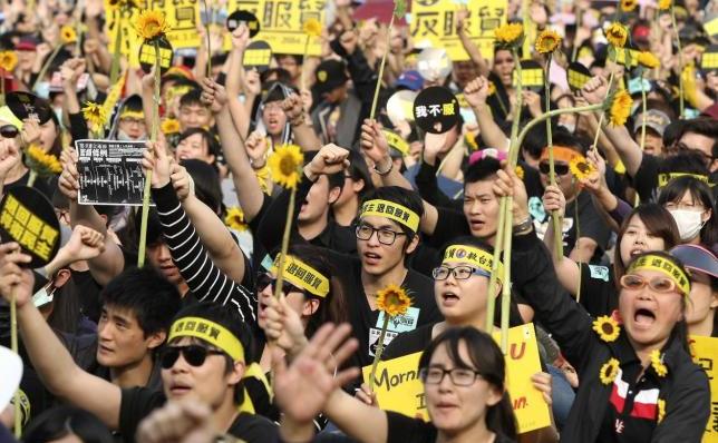 Peste 100.000 de taiwanezi protestează în faţa presedinţiei din Taipei împotriva unui pact comercial cu Beijingul, 30 martie 2014. Liderii chinez şi taiwanez se vor întâlni în 7 noiembrie 2015 în Singapore pentru o serie de discuţii.