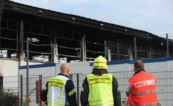 Sală de gimnastică din comuna germană Nauen, ce urma să găzduiască refugiaţi, a fost incendiată în august 2015. (Captură Foto)