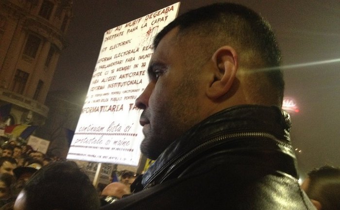 Daniel Ghiţă în Piaţa Universităţii, la protestele antiSistem ce au urmat tragediei din Colectiv.