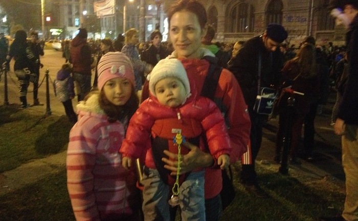 Alina vrea un viitor mai bun pentru copiii săi. Protest anti Sistem în Piaţa Universităţii, ziua a treia, 5 noiembrie 2015. (Epoch Times)