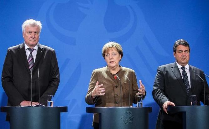 (De la stânga la dreapta), Horst Seehofer, liderul CSU, cancelarul german Angela Merkel, lidera CDU, şi ministrul german al economiei Sigmar Gabriel, liderul SPD, participă la o conferinţă comună de presă în Berlin, 5 noiembrie 2015, după ce au ajuns la un acord asupra procesării refugiaţilor sosiţi în Germania. (Captură Foto)