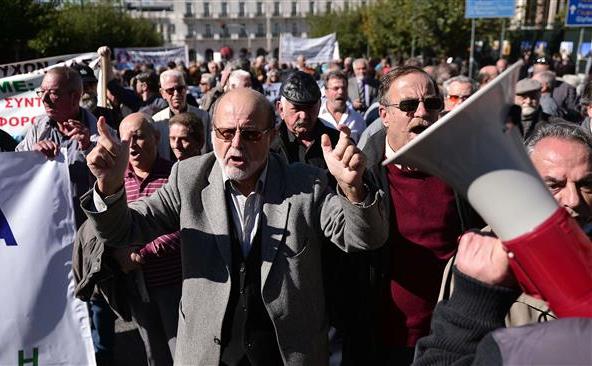 Pensionarii greci participă la un miting în faţa Parlamentului elen din Atena pentru a protesta împotriva noului val de măsuri de austeritate, 4 noiembrie 2015. (Captură Foto)