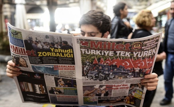 Un bărbat citeşte ziarul Millet în Istanbul, 30 octombrie 2015. (Captură Foto)