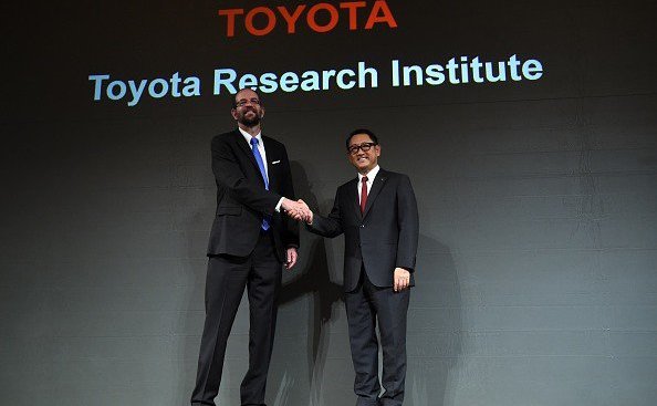Preşedintele Toyota Motor Corporation, Akio Toyoda, şi Gill Pratt, director al Institutului de Cercetare Toyota, la o conferinţă de presă, Tokyo, 6 noiembrie  2015.