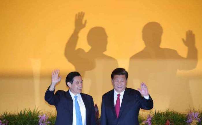 Preşedintele taiwanez Ma ying-jeou (st) şi omologul său chinez Xi Jinping înaintea întâlnirii lor de la hotelul Shangrila din Singapore, 7 noiembrie 2015.