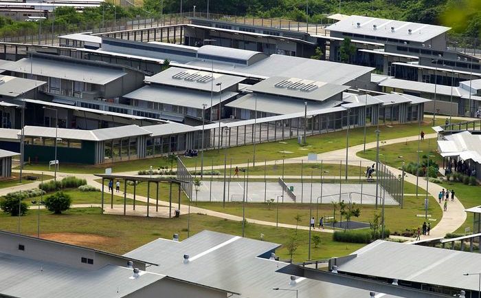 Centrul de Detenţie a Imigranţilor pe Insula Crăciunului, Australia. (en.wikipedia.org)