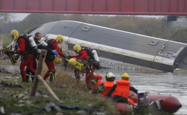 10 morti si mai multi raniti, dintre care unii grav, este bilantul deraierii unui tren de mare viteza, la nord de Strasbourg. (Twitter.com)