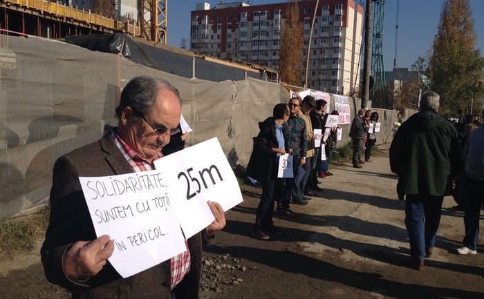 Protest în Prelungirea Ghencea pentru stoparea construirii unui bloc lângă o benzinărie, 14 noiembrie 2015. (Epoch Times)