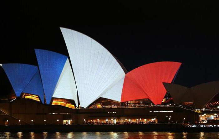 
Monumente din întreaga lume au fost luminate în culorile Franţei.