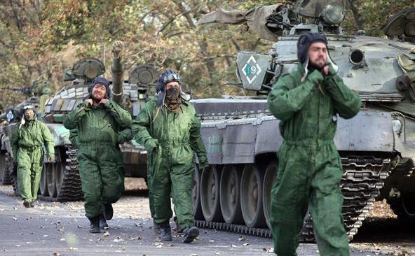 Luptători separatişti pro-ruşi îşi retrag tancurile din poziţiile lor din apropierea oraşului Novoazovsk, regiunea est-ucraineană Doneţk, 21 octombrie 2015.