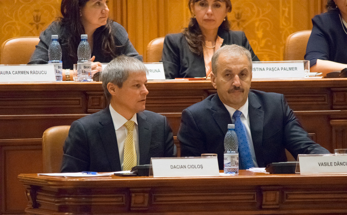 Dacian Cioloş în Parlament, la şedinţa de învestitură a Guvernului, 17 noiembrie 2015