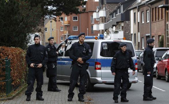 Poliţia păzeşte o clădire din Alsdorf, în apropierea oraşului german Aachen, unde au fost arestate câteva persoane suspectate că ar avea legătura cu atacurile din Paris. (Captură Foto)