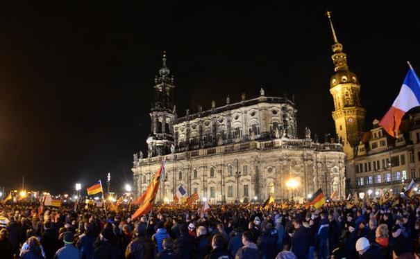 Susţinătorii PEGIDA participă la un miting în oraşul german Dresden. (Captură Foto)