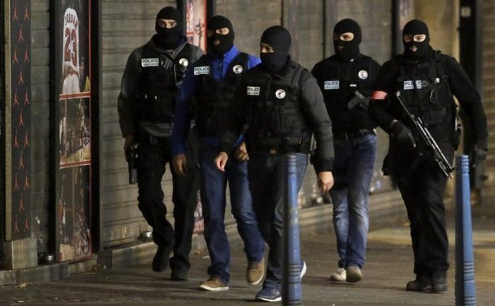 Poliţia franceză patrulează prin centrul suburbiei pariziene Saint-Denis, în timpul unei operaţiuni antitero, 18 noiembrie 2015.