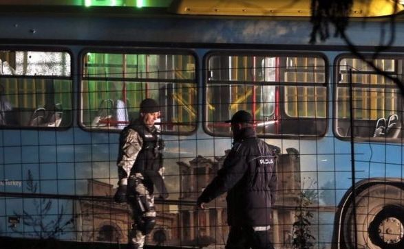 Poliţia bosniacă investighează autobuzul asupra căruia s-a deschis focul în Sarajevo, 18 noiembrie 2015. (Captură Foto)
