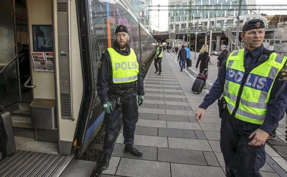 Poliţia stă de pază în districtul Hyllie din oraşul suedez Malmö, 12 noiembrie 2015.