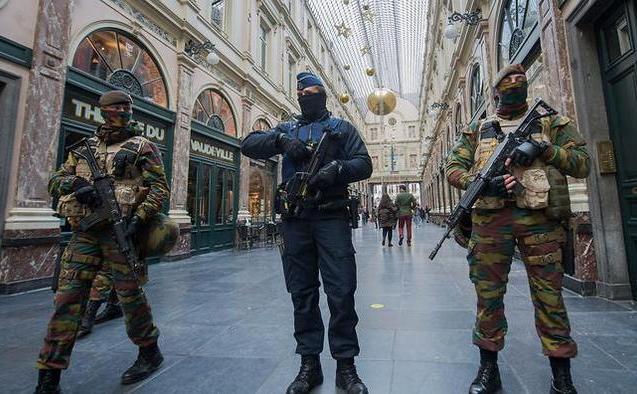 Un ofiţer de poliţie şi doi soldaţi stau de pază în interiorul Galerie de la Reine, după ce nivelul de alertă pentru terorism a fost ridicat la 4 în Bruxelles, 22 noiembrie 2015.