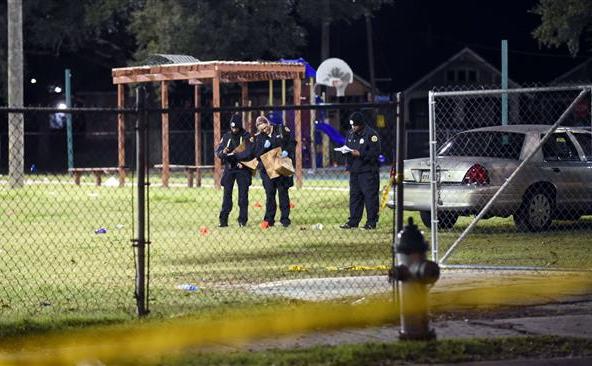 Politia colectează dovezi în parcul Bunny Friend din New   Orleans, 22 noiembrie 2015.