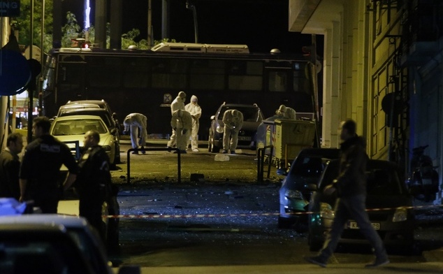 Poliţia investighează scena unei explozii în faţa clădirii Federaţiei Elene de Afaceri din Atena, 24 noiembrie 2015. (Captură Foto)
