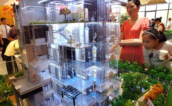 Chinezi interesaţi să cumpere case, provincia Hubei 1 octombrie 2015.