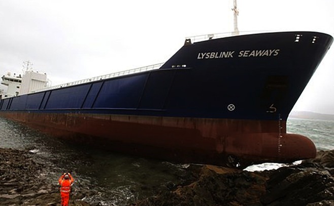 Nava, aparţinând companiei Lysblink Seaways, a fost avariată. 25 de tone de combustibil au fost deversate în Oceanul Atlantic
