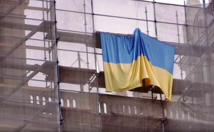 Steag ucrainean arborat de activişti pe o clădire din Moscova. (Captură Foto)