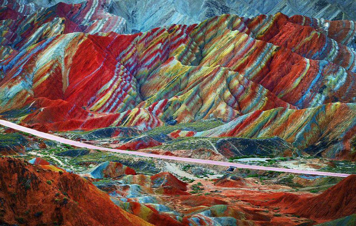 
Parcul Geologic Zhangye Danxia din China, un  amestec de culori uimitoare, un peisaj ireal.