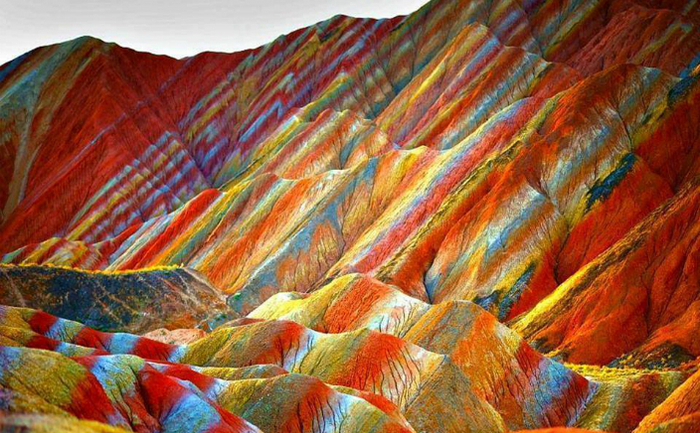 
Parcul Geologic Zhangye Danxia din China, un  amestec de culori uimitoare, un peisaj ireal.