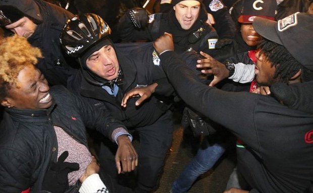 Ciocniri violente între manifestanţi şi poliţia din Chicago, SUA, 24 noiembrie 2015. (Captură Foto)