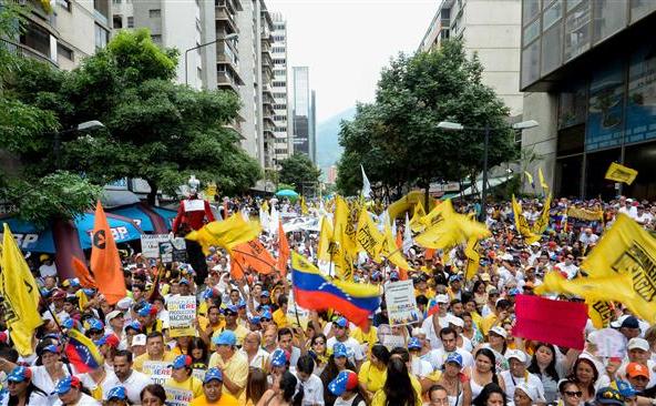 Activisti ai opoziţiei venezuelene participă la o demonstraţie paşnică în Caracas, 19 septembrie 2015. (Captură Foto)