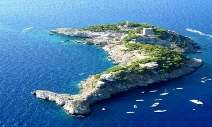 Li Galli, un mic arhipelag format din trei insule, situate între Capri  şi Positano, la numai câţiva kilometri de Napoli, în Italia.