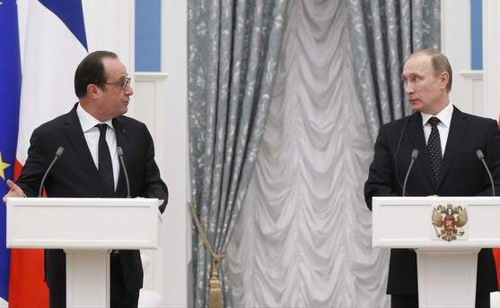 Preşedintele rus Vladimir Putin (dr) şi omologul său francez Francois Hollande (st) participă la o conferinţă comună de presă după întâlnirea lor la Moscova, Rusia, 26 noiembrie 2015.
