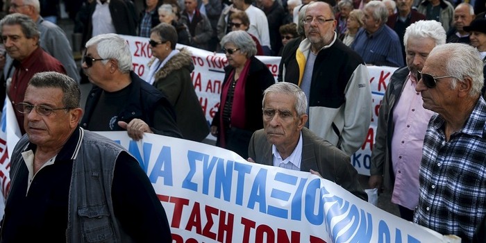 Pensionarii greci mărşăluiesc în centrul Atenei in 26 noiembrie 2015 pentru a protesta împotriva reducerii pensiilor. (Captură Foto)