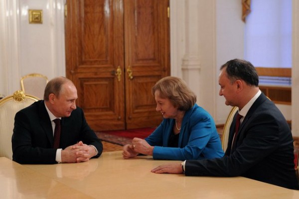 Igor Dodon împreuna cu Zinaida Greceanîi şi Vladimir Putin într-o vizită la Moscova