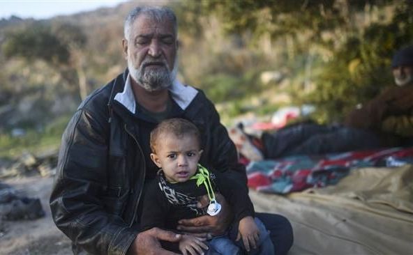Doi refugiaţi sirieni aşteaptă căderea nopţii în Bodrum, provincia turcă Mugla, încercând să ajungă pe insula elenă Kos, 7 noiembrie 2015.