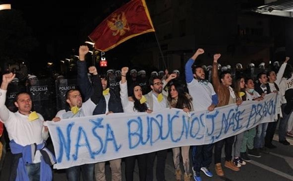 Mii de muntenegreni protestează împotriva aderării ţării lor la NATO. (Captură Foto)