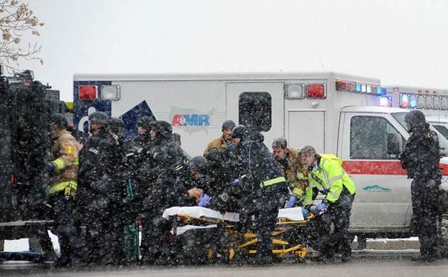 Un ofiţer de poliţie rănit într-un schimb de focuri la clinica Planned Parenthood din Colorado Springs este urcat într-o ambulanţă, 27 noiembrie 2015.