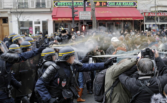 Ciocniri violente între manifestanţi şi poliţie în Place de la Republique, 29 noiembrie 2015. (Captură Foto)