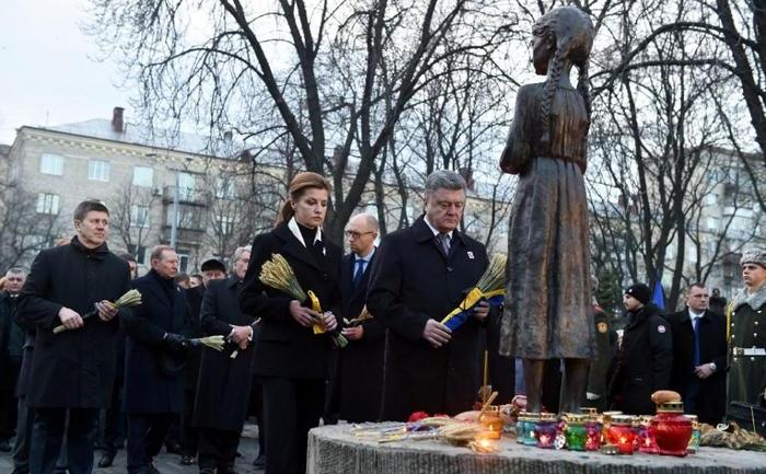 Preşedintele ucrainean Petro Poroşenko (centru) şi soţia sa Marina participă la comemorarea victimelor Holodomorului în Kiev, 28 noiembrie 2015.