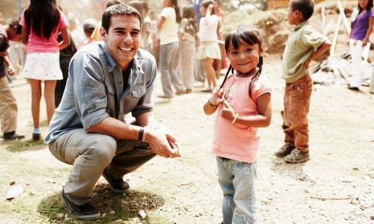 Povestea lui Adam Brown: a început cu doar 25 de dolari şi a construit deja 300 de şcoli (Captura Facebook)