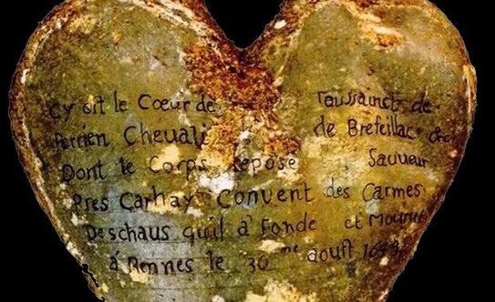 "Aceasta este inima lui Toussaint Perrien, Domnul de Brefeillac, al cărui trup se odihneşte în Salvator, lângă Carhay, în mănăstirea Carmelitelor Desculţe, pe care a fondat-o şi care a murit în Rennes pe 30 august 1649", încă poate fi citit pe urna de plumb care păstrează inima nobilului francez. (La Gran Epoca)