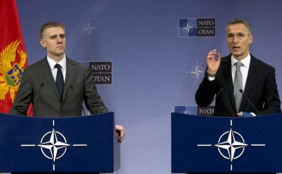 Secretarul general al NATO Jens Stoltenberg (dr) şi ministrul de externe al Muntenegrului Igor Luksic în Bruxelles, 2 decembrie 2015. (Captură Foto)
