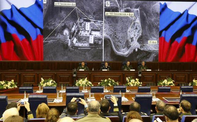 Oficiali ai Ministerului rus al Apărării prezintă imagini de satelit în timpul unei şedinţe informative în Moscova, 2 decembrie 2015.