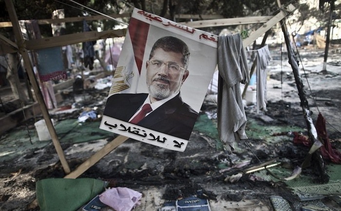Poză a fostului preşedinte Mohamed Morsi în dărâmăturile din Piaţa Rabaa al-Adawiya din Cairo.