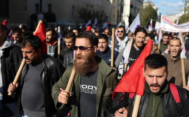 Elenii participă la un marş de protest în centrul Atenei, ca parte a unei greve generale lansate în intreaga ţară, 3 decembrie 2015.
