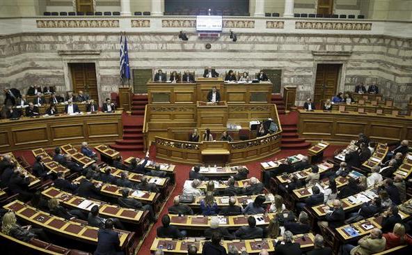 Legiuitorii eleni în timpul unei sesiuni parlamentare înaintea votării bugetului, 5 decembrie 2015, Atena. 